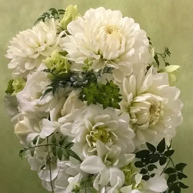 白い花とグリーンを合わせたナチュラルブーケ