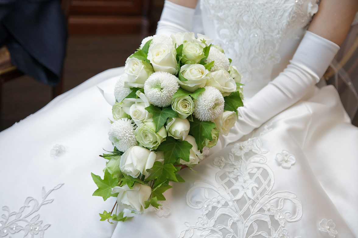白とグリーンのブーケを持つ花嫁