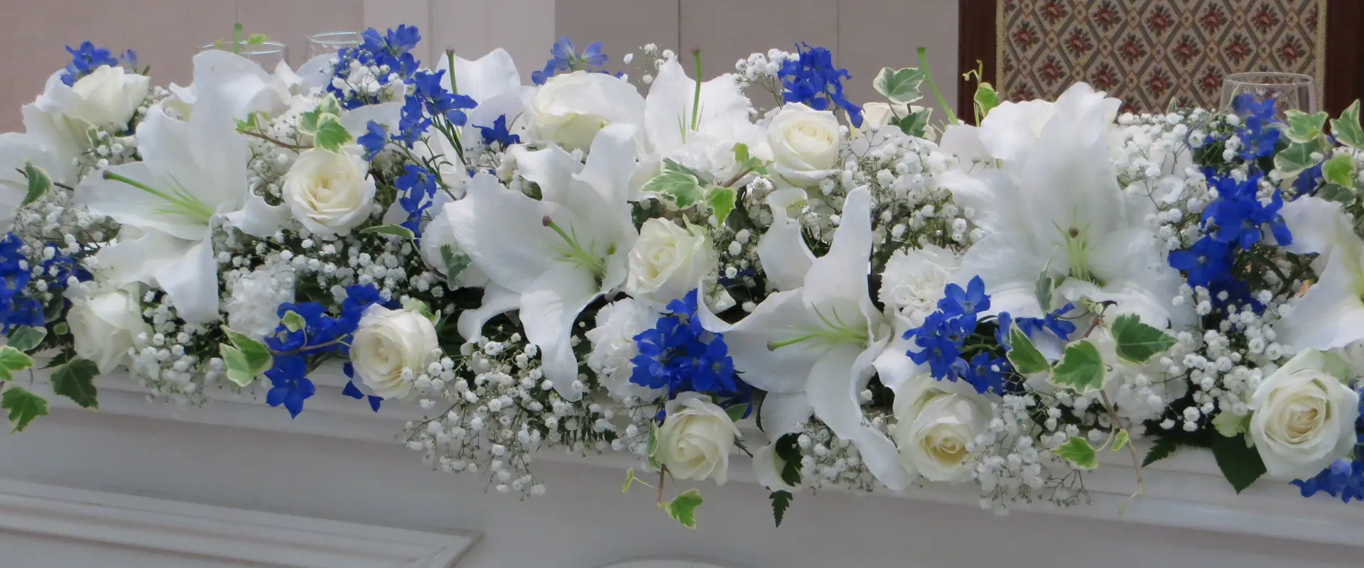 ブルーとホワイトの花を使った爽やかな高砂席の装花