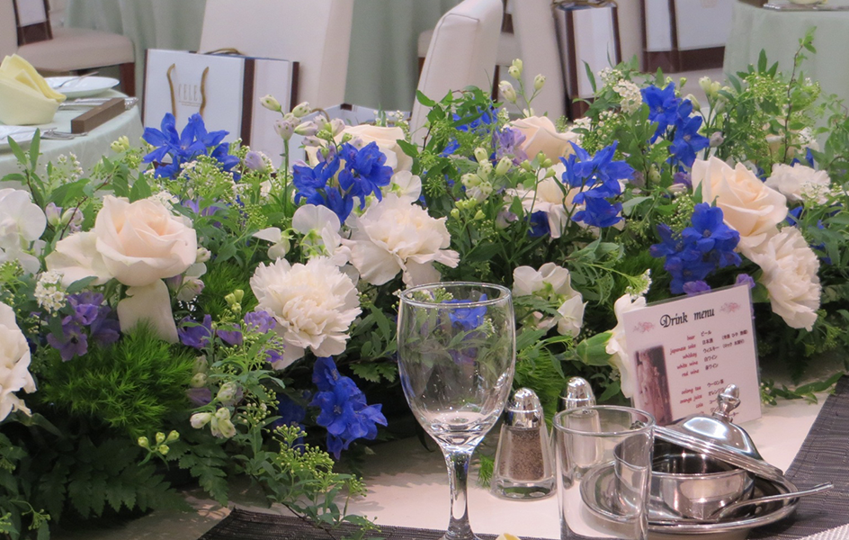 ブルーとホワイトの花々でコーディネートしたテーブル装花