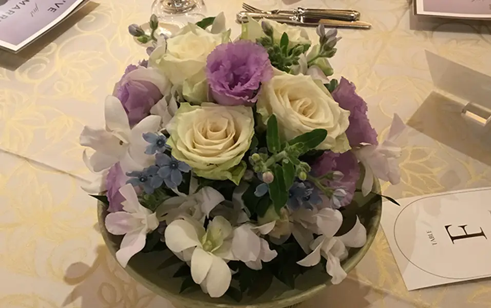 ラベンダーと白いバラを合わせたゲストテーブル装花