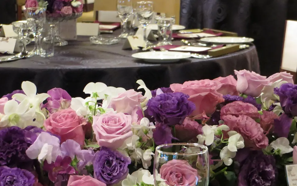 ラベンダーやピンクの花々で彩ったブライダル会場装花