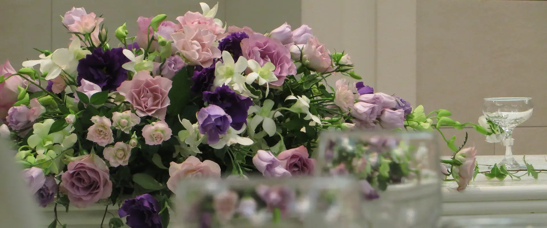 ラベンダーとモーブカラーを基調にした上品な会場装花
