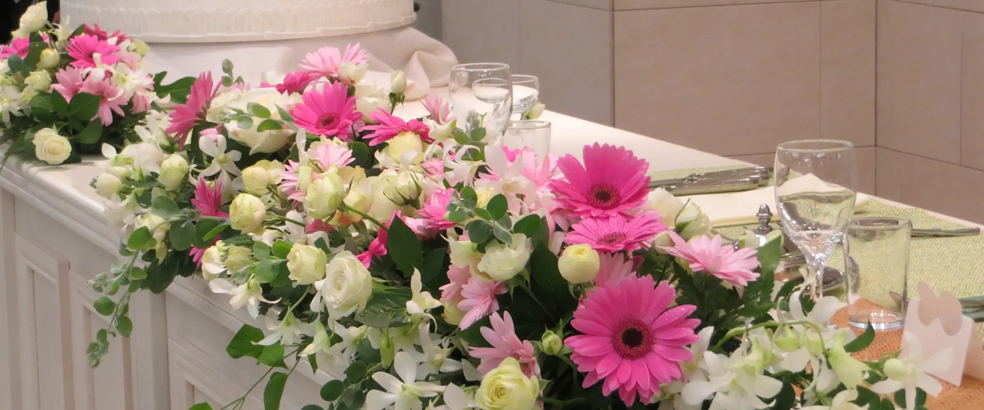 ピンクの花々で華やかに彩ったゲストテーブル装花
