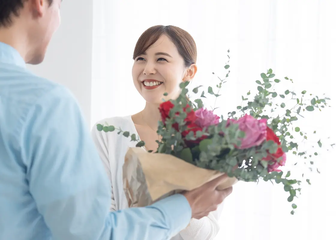 花束を受け取り笑顔を見せる女性
