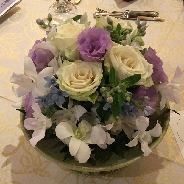 ラベンダーモーヴのラウンドテーブル装花