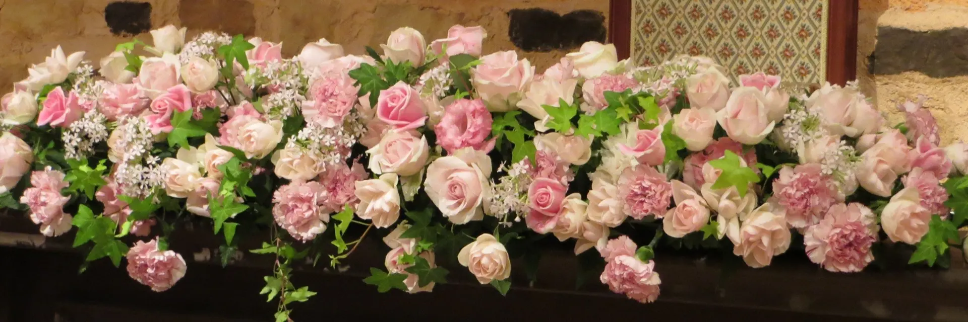 ピンクを基調にした会場装花