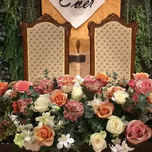 ピンクのメインテーブル装花