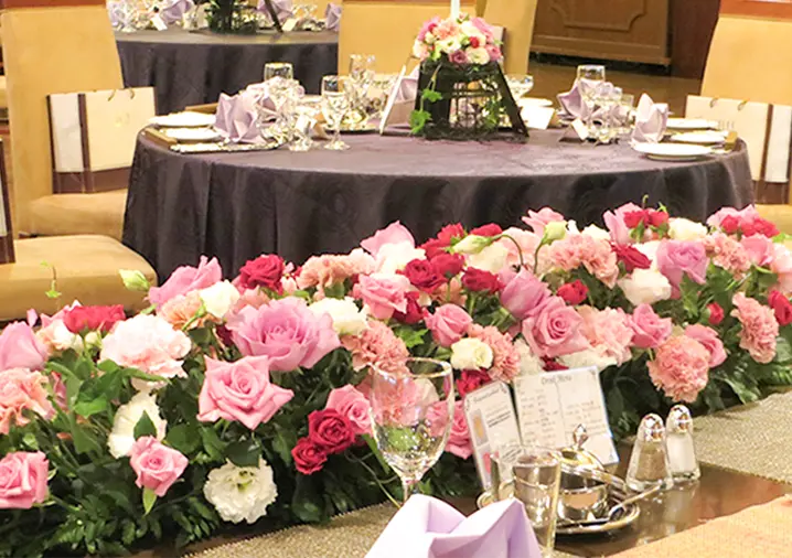 赤やピンク色の装花で彩られたレストランウェディング会場